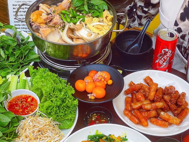 Lẩu gà lá é Ô Kê Quán