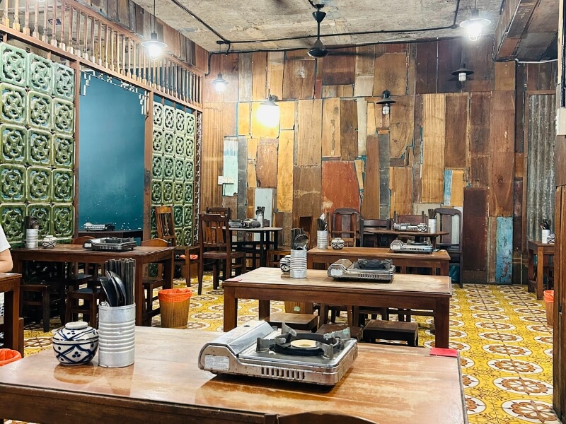 Tiệm Lẩu Bò Nhà Gỗ Sài Gòn