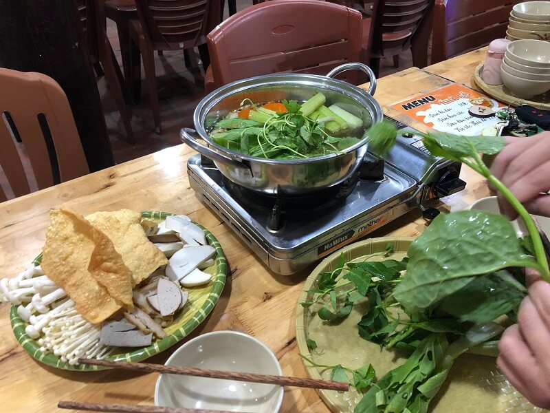 Lẩu chay Nhà Gỗ