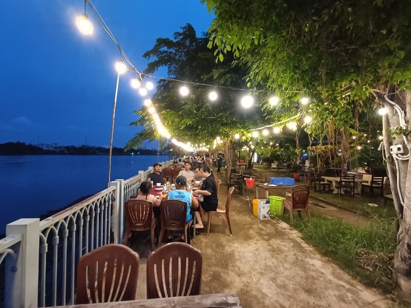 Nhà Hàng Bến Sông