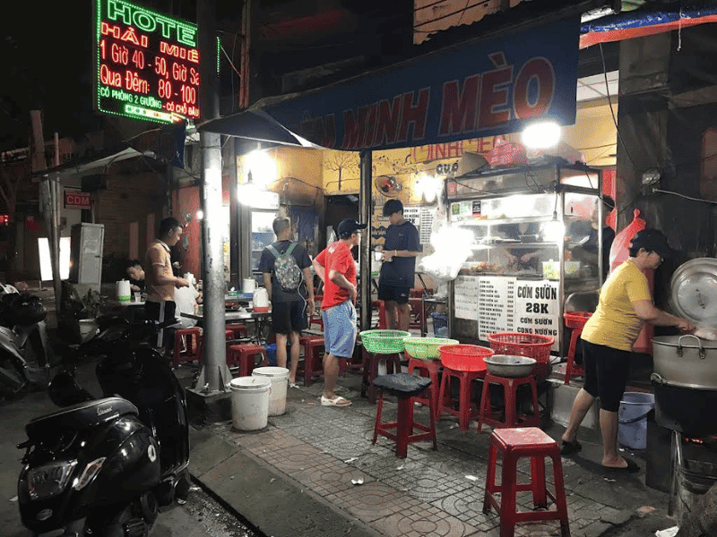 Cơm Sườn Đêm Minh Mèo
